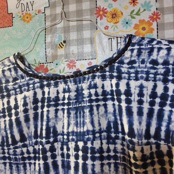 CHICO'S DOT TRIM TIE DYE POPOVER TOP - Picture 7 of 12